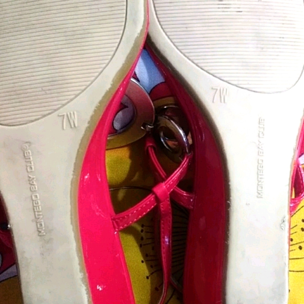 Red wedge sandals. - Picture 4 of 8